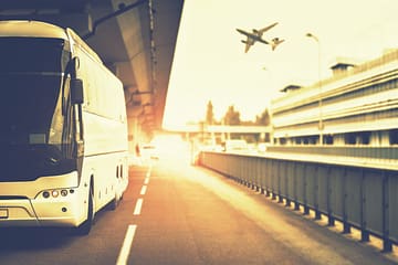 Voyage d'été avec transfert de bus à avion