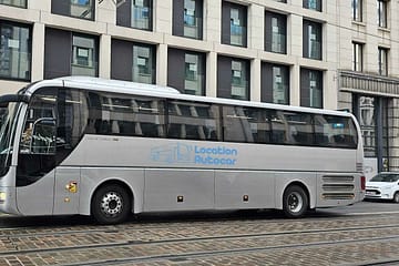 Belgique , bruxelles le 7 mars 2024 une bus gris devant un hotel